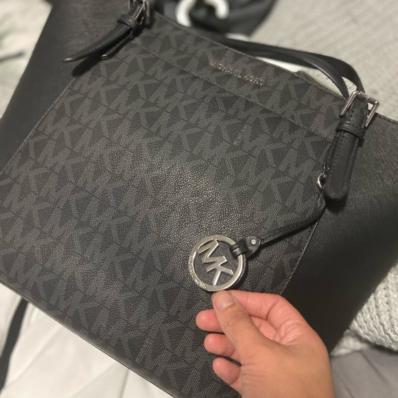 AUTHENTIC Michael Kors Charlotte Logo Bag - Picture 3 of 9